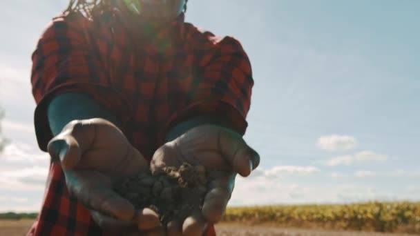 Agricultor africano segurando solo em suas mãos — Vídeo de Stock