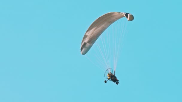 Paramotorgliding tandem, due parapendio che volano contro il cielo blu brillante — Video Stock