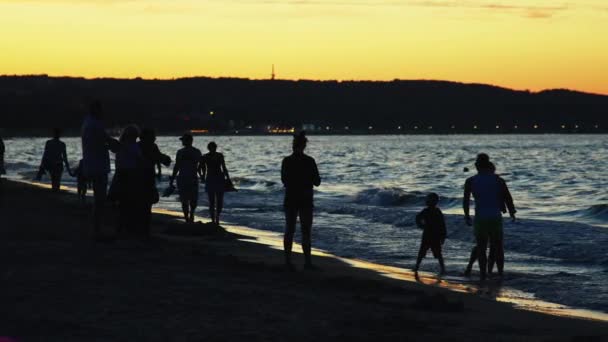 Sopot, Polska 15.08.2020 - Sylwetki ludzi spacerujących po piaszczystej plaży — Wideo stockowe