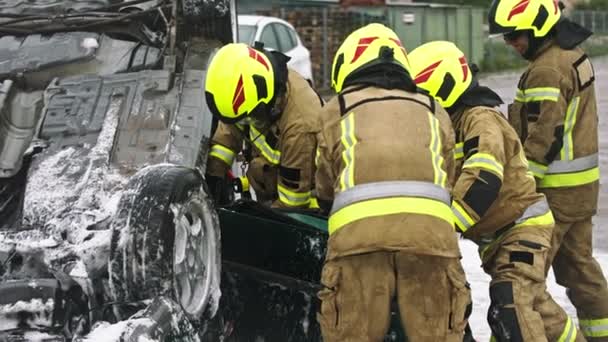 Bomberos cortando puertas de coche para rescatar a viction del accidente de coche — Vídeos de Stock