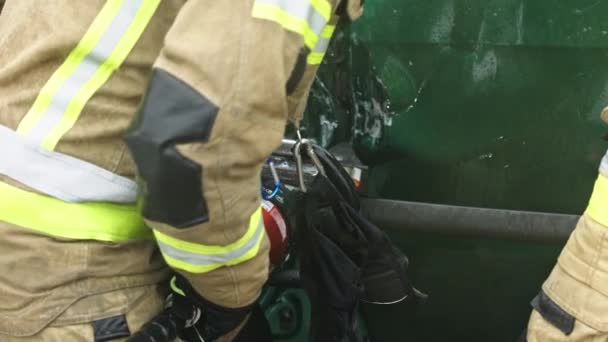 Brandweerman gebruikt de kaken van het leven om het slachtoffer uit de auto te halen. — Stockvideo