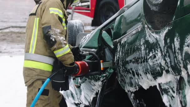 Firefighter using jaws of life to extricate trapped victim from the car — Stock Video