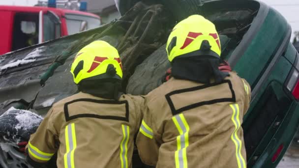 Bomberos girando el coche después de accidente de coche — Vídeos de Stock