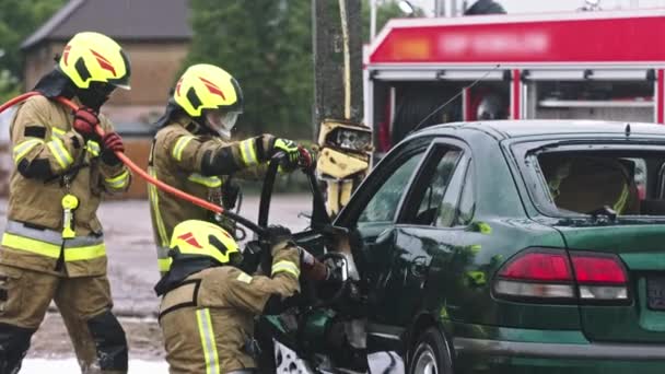 Brandweerlieden met behulp van kaken van het leven te bevrijden gevangen slachtoffer uit de auto — Stockvideo