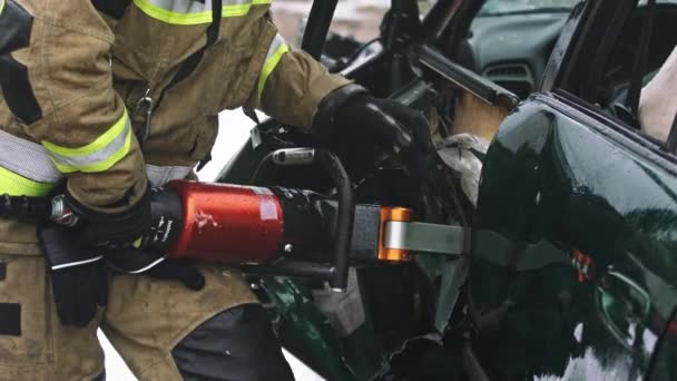 Brandweerman met behulp van kaken van het leven te bevrijden gevangen slachtoffer uit de auto — Stockvideo