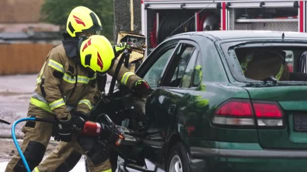 Brandweerman met behulp van kaken van het leven te bevrijden gevangen slachtoffer uit de auto — Stockvideo
