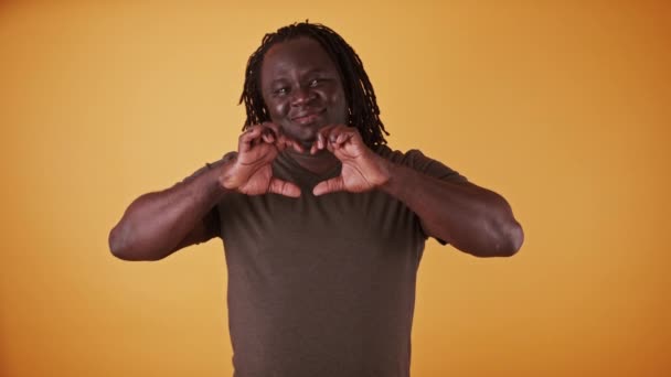 Africano haciendo forma de corazón con las manos, de cerca. — Vídeos de Stock
