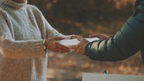 Femme bénévole aide à nourrir les sans-abri avec un repas gratuit. Gros plan. — Video