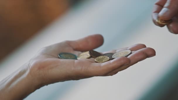 Close up, man hand geven munten aan oudere dakloze vrouw. Liefdadigheids- en steunconcept — Stockvideo