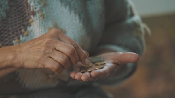 Una anciana sin hogar contando las últimas monedas. De cerca. — Vídeos de Stock