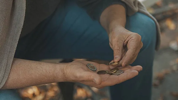 Un anciano sin hogar contando monedas. De cerca. — Foto de Stock
