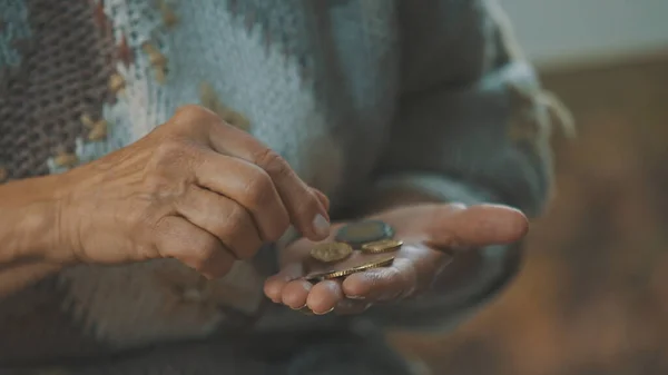 Бездомная старуха считает последние монеты. Закрыть — стоковое фото