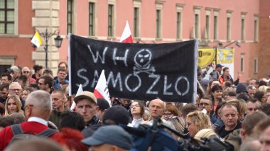 Varşova, Polonya 10.10.10.2020 - Anticovid Özgürlük Yürüyüşü - Şeffaf, DSÖ protestocular kalabalığında saf şeytandır