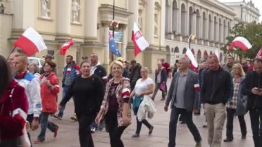 Varşova, Polonya 10.2020 - Anticovid özgürlük yürüyüşü maskesiz protestocular covid koruma tedbirleri hakkında gösteri yaptılar