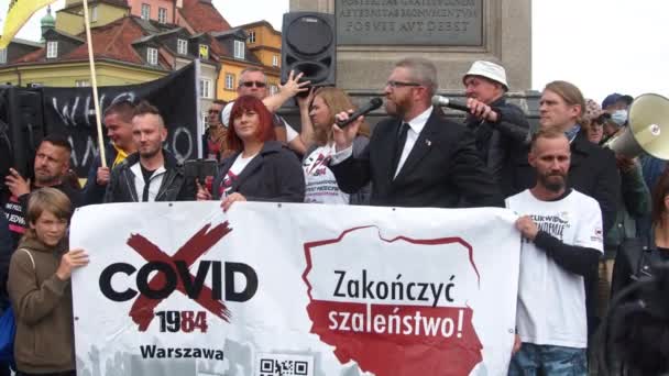 Varšava, Polsko 10.10.2020 - Anticovid freedom march - Transparent in the crowd of demoners END THE MADNESS Warsaw 1984 — Stock video