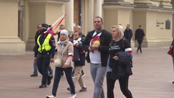 Varsovia, Polonia 10.10.2020 - Manifestantes de la marcha por la libertad anticovid sin máscara y sin practicar la distancia social — Vídeo de stock