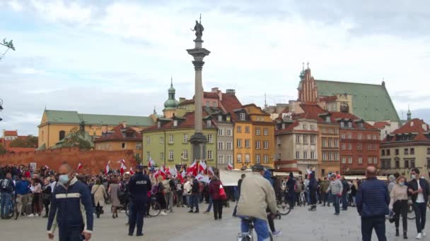 Varsovia, Polonia 10.10.2020 - Manifestantes de la marcha por la libertad anticovid sin máscara y sin practicar la distancia social — Vídeos de Stock