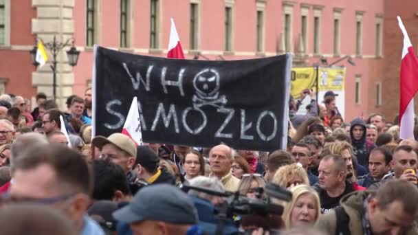 วอร์ซอ, โปแลนด์ 10.10.2020 - การเดินขบวนเสรีภาพ Anticovid - โปร่งใส, WHO เป็นบริสุทธิ์ EVIL ในฝูงชนของผู้ประท้วง — วีดีโอสต็อก