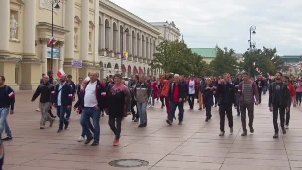 Варшава, Польша 10.10.2020 - Протестующие за свободу антиковидов маршируют без масок, демонизируя меры защиты от ковидов — стоковое видео