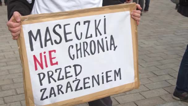 Warsaw, Poland 10.10.2020 - Anticovid freedom march - MASK DO NOT PROTECT AGAINST INFECTION, protester holding sign — Stock Video