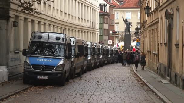 Varšava, Polsko 10.10.2020 - Anticovid Freedom March - Zaparkované policejní vozy na ulici u náměstí Zamkowy — Stock video