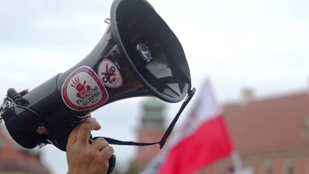 Warschau, Polen 10.10.2020 - Anticovid Freiheitsmarsch - Mann hält Lautsprecher über der Menge auf dem Protest — Stockvideo