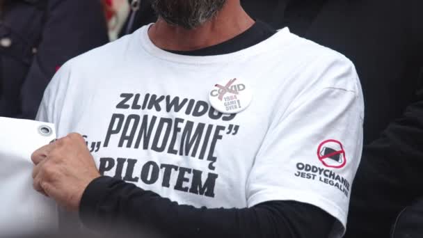 Warschau, Polen 10.10.2020 - Anticovid Freedom March - Protestant mit aufgedrucktem dämonischen Text auf Hemd — Stockvideo