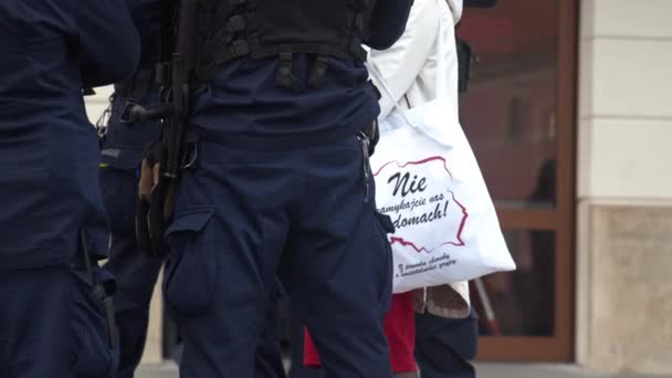 Varšava, Polsko 10.10.2020 - Anticovid freedom march - close up, police guarding protest against coronavirus spread measures — Stock video