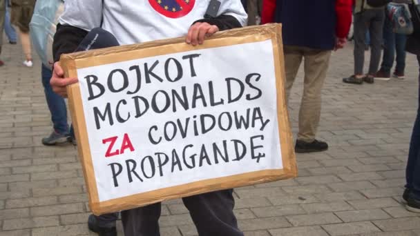 Varšava, Polsko 10.10.2020 - Anticovid freedom march - protester holding sign Boykott McDonalds — Stock video