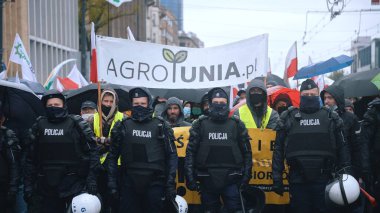 Varşova, Polonya 13.10.2020 - Çiftçilerin Protestosu Agro Unia sancaklarıyla yürüyor