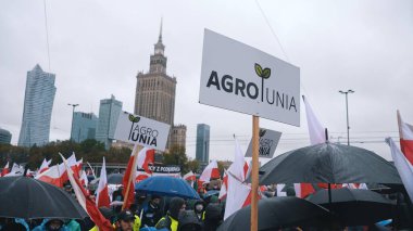 Varşova, Polonya 13.10.2020 - Varşova şehir merkezinde Çiftçi Agro Unia bayrağının protestosu