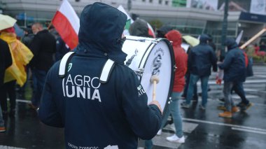 Varşova, Polonya 13.10.2020 - Yürüyüş sırasında Agro Unia logosu olan Çiftçi Davulcuların Protestosu