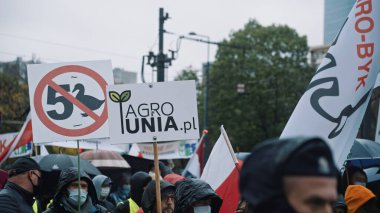 Varşova, Polonya 13.10.2020 - Çiftçi Agro Unia ve Kaczynski karşıtı pankartların protestosu
