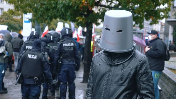 Varsovia, Polonia 13.10.2020 - Protesta del campesino con un balde en la cabeza en lugar de una mascarilla protectora anti-covidio —  Fotos de Stock