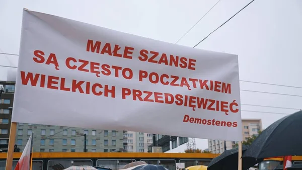Varšava, Polsko 13.10.2020 - Protest zemědělců proti systémovému praporu s citátem Demostenes — Stock fotografie