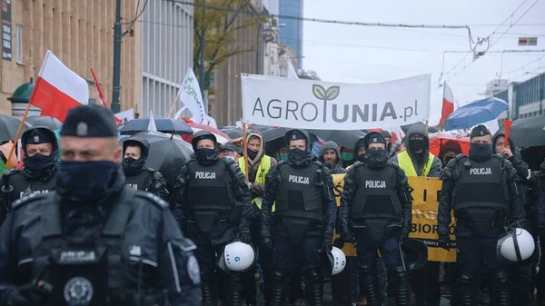 Varşova, Polonya 13.10.2020 - Çiftçilerin Protestosu Agro Unia sancaklarıyla yürüyor