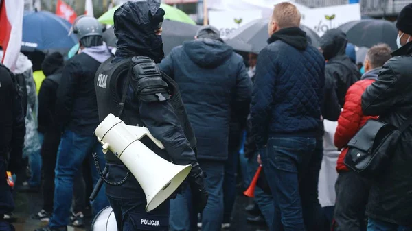 ワルシャワ、ポーランド13.10.2020 -スピーカーメガホンで農民警察官の抗議 — ストック写真