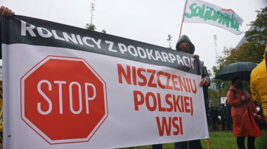 Varşova, Polonya 13.10.2020 - Çiftçi karşıtı hükümet pankartı protestosu