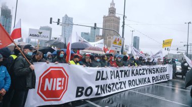Varşova, Polonya 13.10.2020 - Rondo Dmowski 'ye bayrak ve pankart taşıyan çiftçilerin protestosu