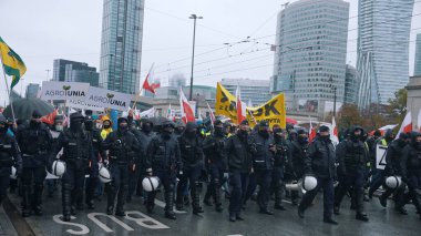 Varşova, Polonya 13.10.2020 - Hükümet karşıtı sloganlarla yürüyen Çiftçi Agro Unia halkının protestosu