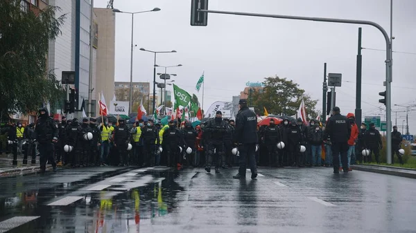 华沙，波兰，2020年10月13日- -抗议被警察包围的街头农民示威者 — 图库照片