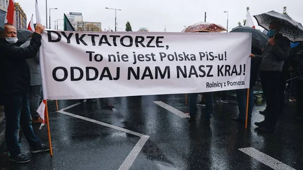 Warsaw, Poland 13.10.2020 - Protest of the Farmers Dictator, this is not PiS Poland, Give us back our country message — Stock Photo, Image