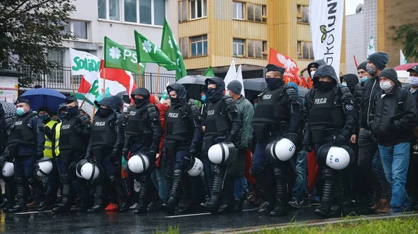 Warszawa, Polen 13.10.2020 - Protesten mot lantbrukare som marscherar runt bland poliser — Stockfoto