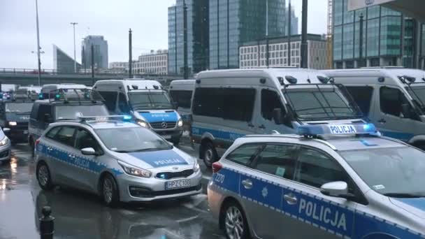 Warschau, Polen 13.10.2020 - Protest der Bauern-Polizeiautos auf den Straßen von Warschau während des Protests — Stockvideo