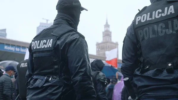 Warsaw, Poland 13.10.2020 - Police officer at the protest in the center of the Warsaw with PKiN in the background — Stock Photo, Image