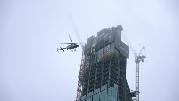 Varsóvia, Polônia 13.10.2020 - Protesto dos fazendeiros Helicóptero da polícia patrulhando o centro da cidade de Warszawa — Vídeo de Stock