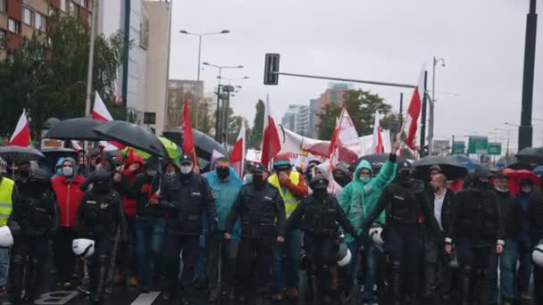 Varsóvia, Polônia 13.10.2020 - Protesto dos Agricultores Agro Unia Pessoas marchando com slogans antigovernamentais — Vídeo de Stock