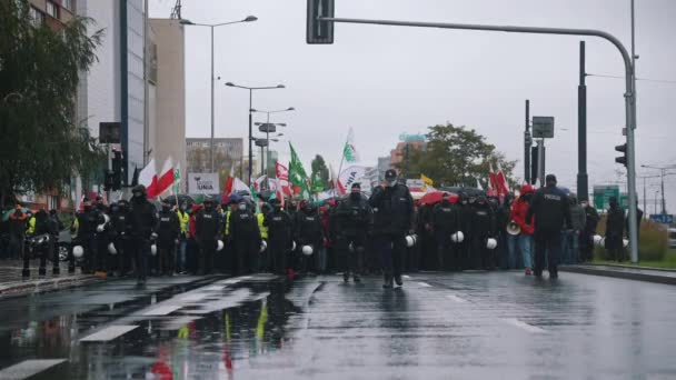 华沙，波兰，2020年10月13日- -抗议被警察包围的街头农民示威者 — 图库视频影像