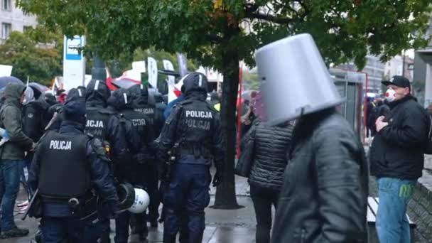 Varsovia, Polonia 13.10.2020 - Protesta del campesino con un balde en la cabeza en lugar de una mascarilla protectora anti-covidio — Vídeos de Stock