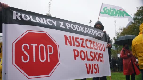 Varsovia, Polonia 13.10.2020 - Protesta de los agricultores contra la bandera del lema del gobierno — Vídeos de Stock